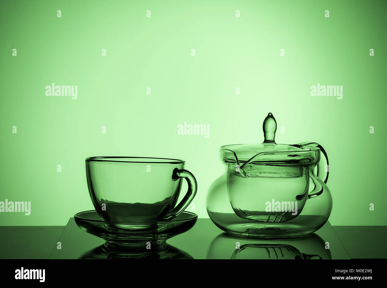 Ensemble de plats en verre, tasse et théière Banque D'Images