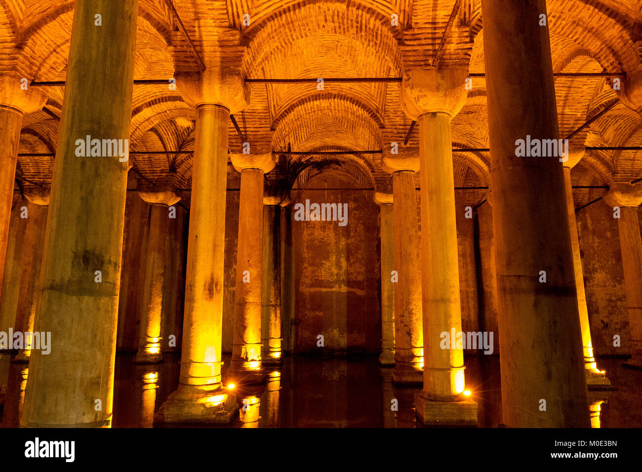 Réservoir d'eau byzantine connue sous le nom de réservoir souterrain ou la Citerne Basilique à Istanbul, Turquie Banque D'Images
