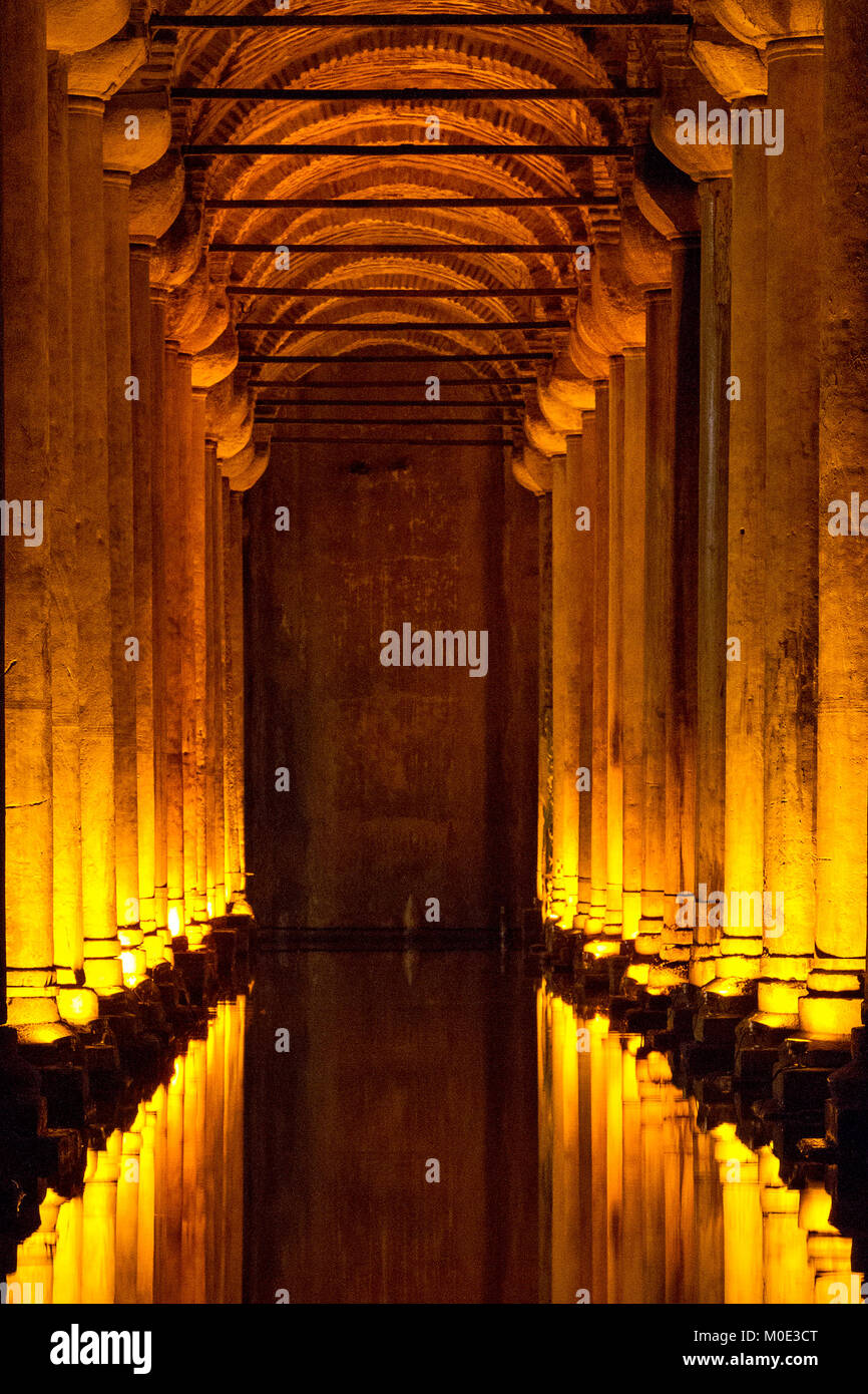 Réservoir d'eau byzantine connue sous le nom de réservoir souterrain ou la Citerne Basilique à Istanbul, Turquie Banque D'Images