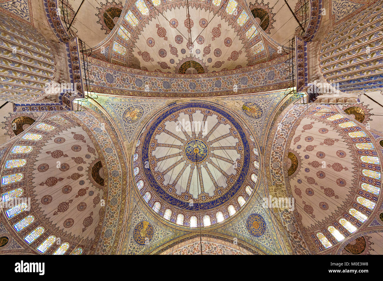 Les dômes de la Mosquée Bleue de l'intérieur, à Istanbul, Turquie Banque D'Images