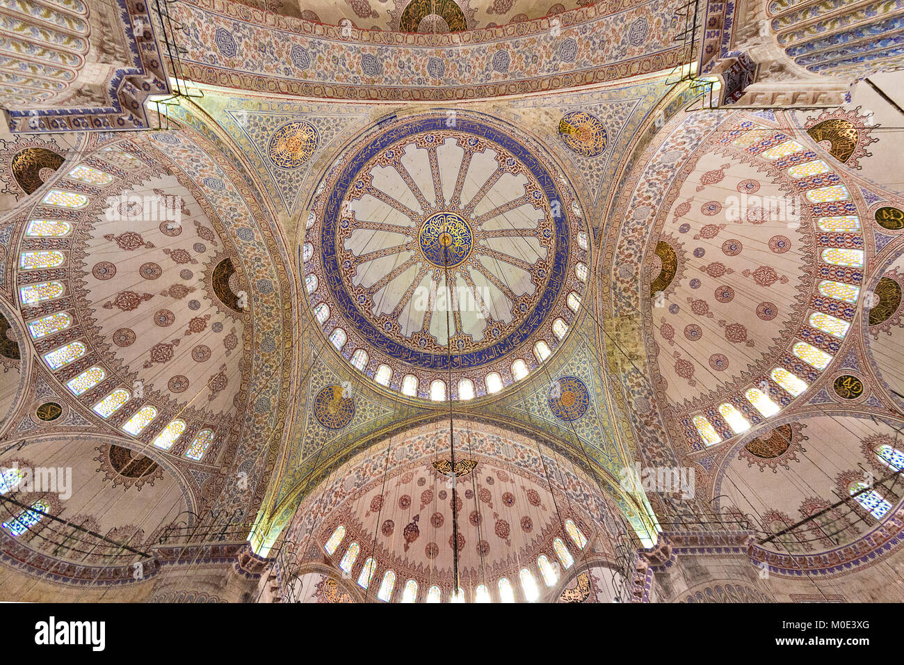 Les dômes de la Mosquée Bleue de l'intérieur, à Istanbul, Turquie Banque D'Images