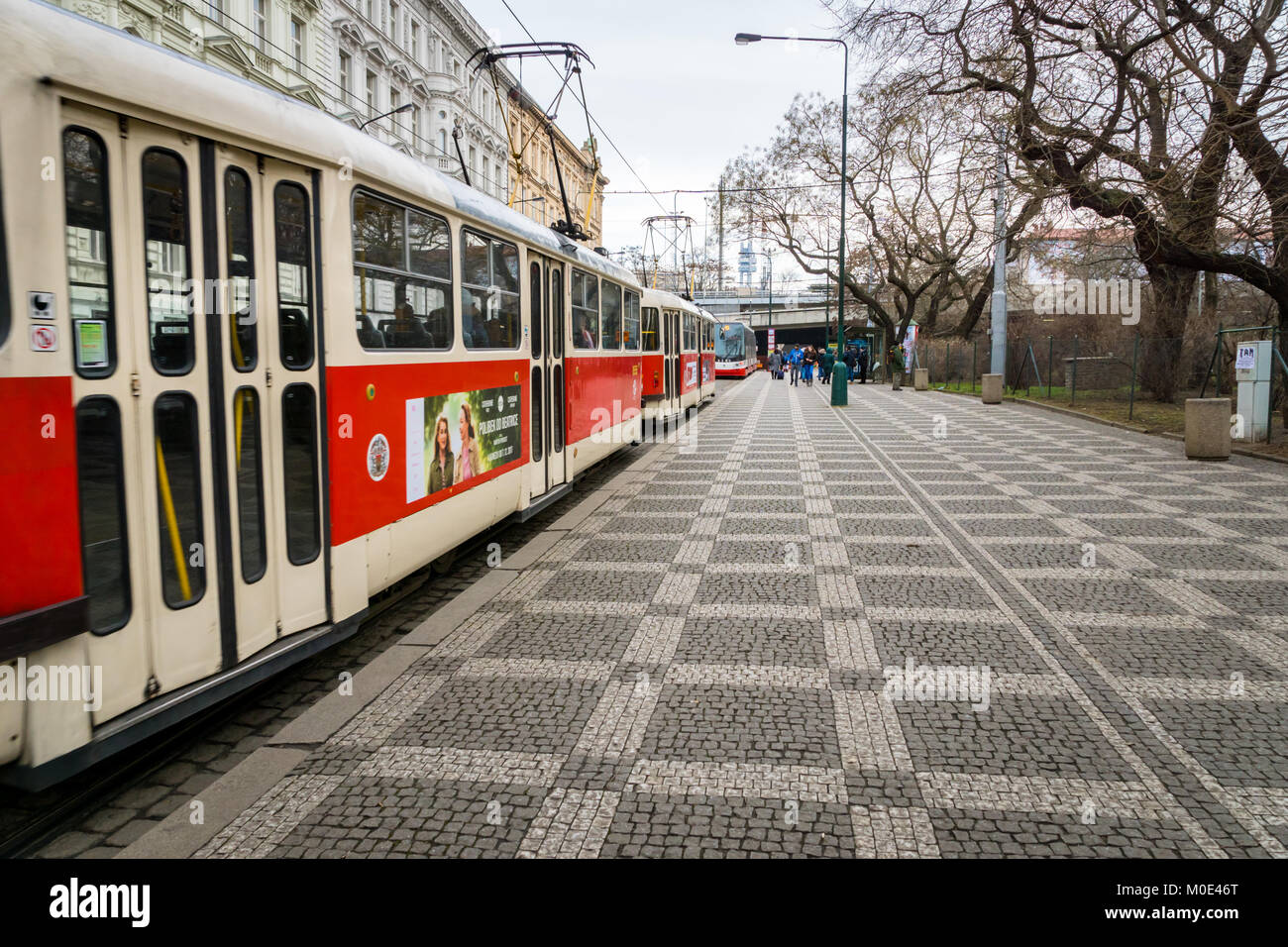 Prague, République tchèque - Décembre 2017 : tramway rouge dans le centre-ville de Prague. Le Tram est Prague's principaux services de transport. Banque D'Images