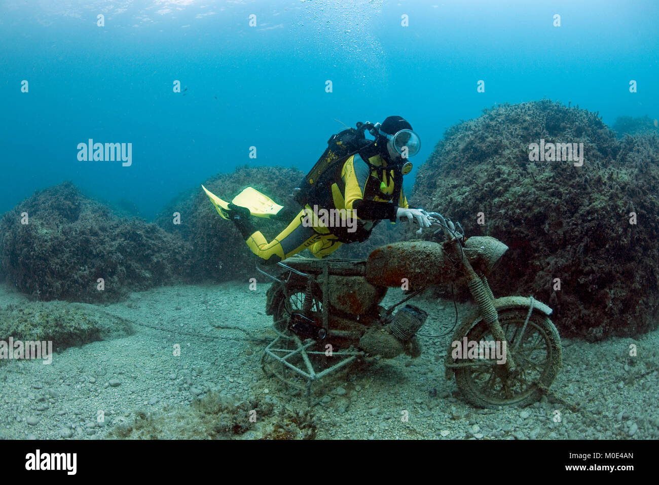 Plongee Sous Marine Sur Une Epave De Moto L Ile De Zakynthos Iles Ioniennes Grece Europe Photo Stock Alamy