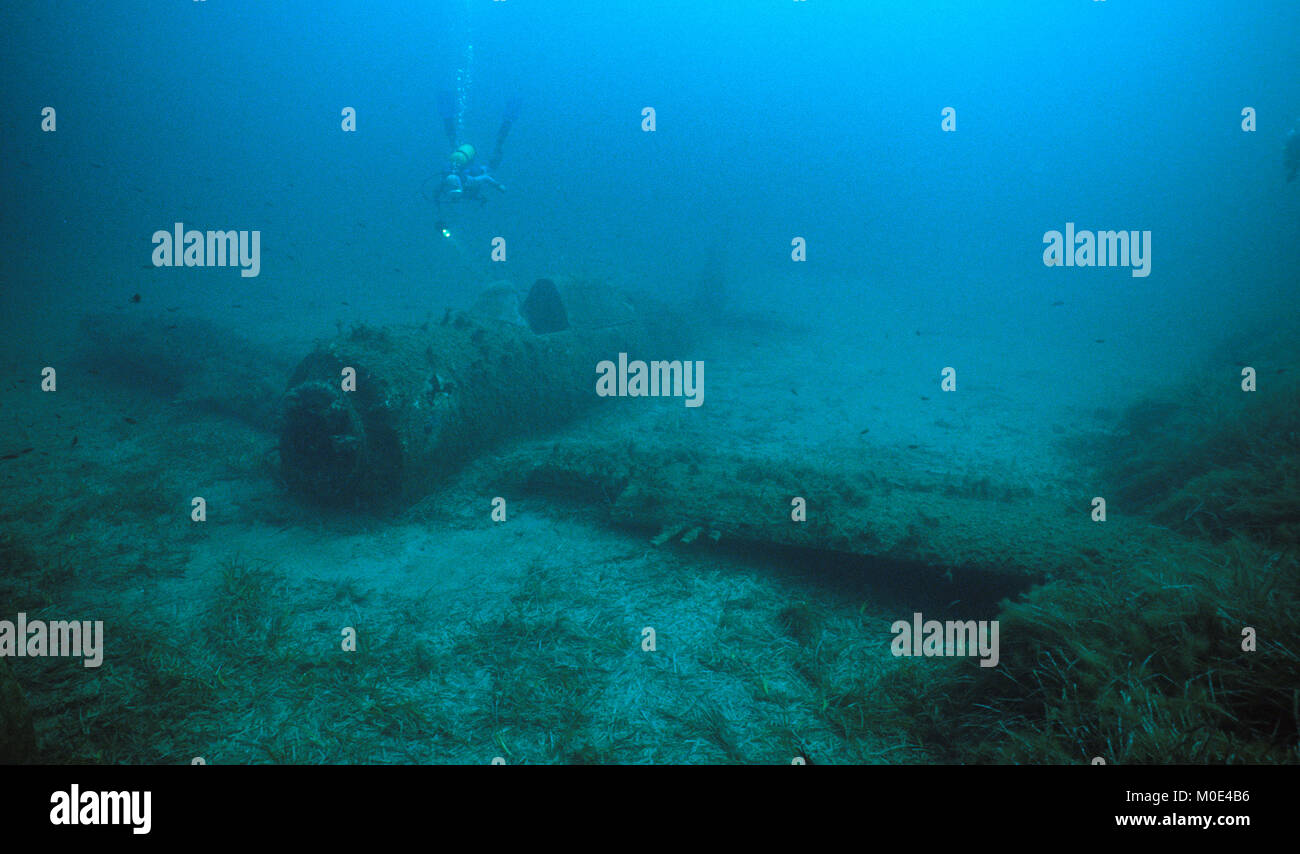 Scuba Diver à un avion de chasse américain, P 47 Thunderbolt, abattu à la 2e guerre mondiale, Corse, France, Europe, mer Méditerranée Banque D'Images