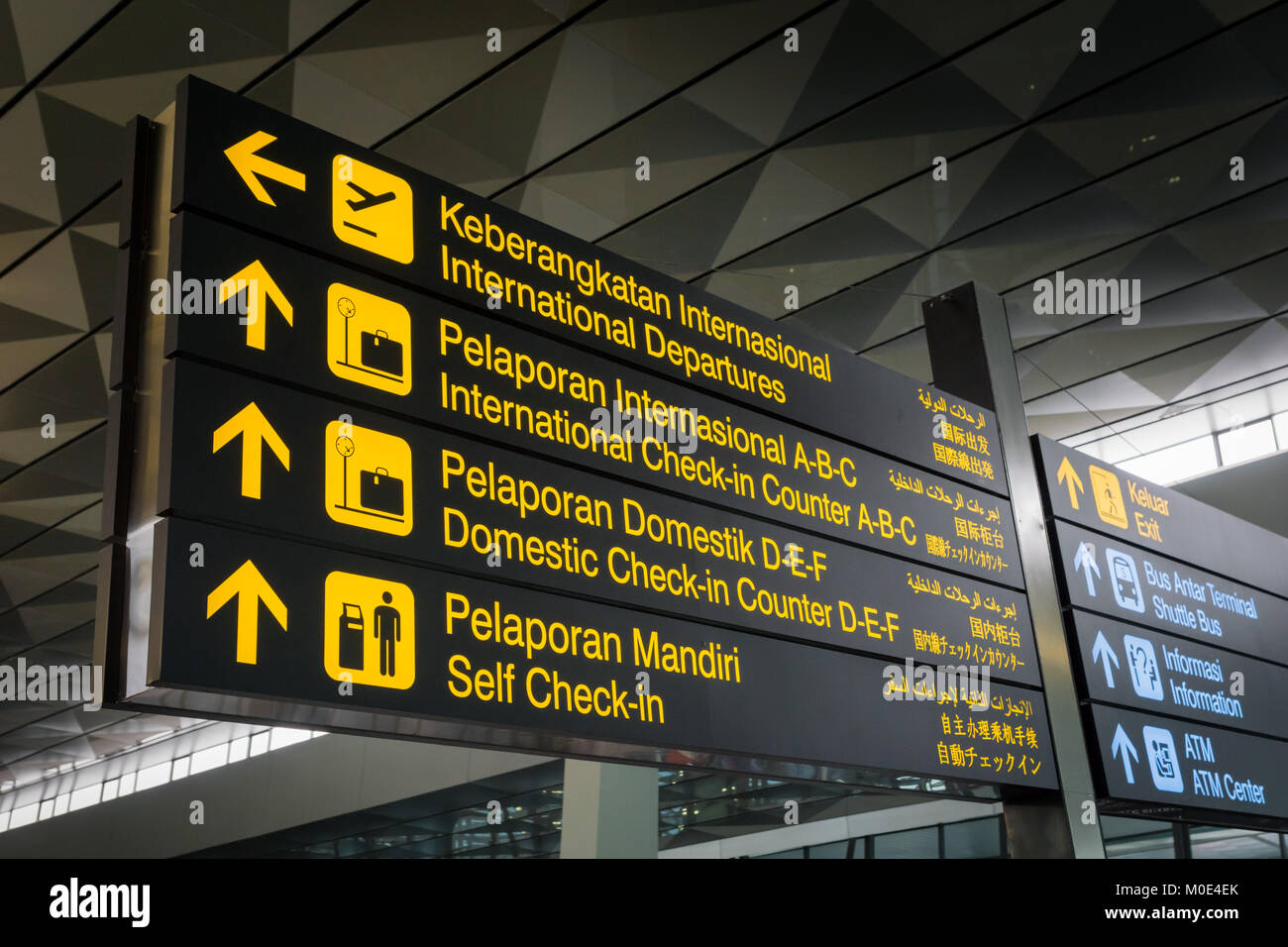 Informations Aéroport signes conseil dans diverses langues. Banque D'Images