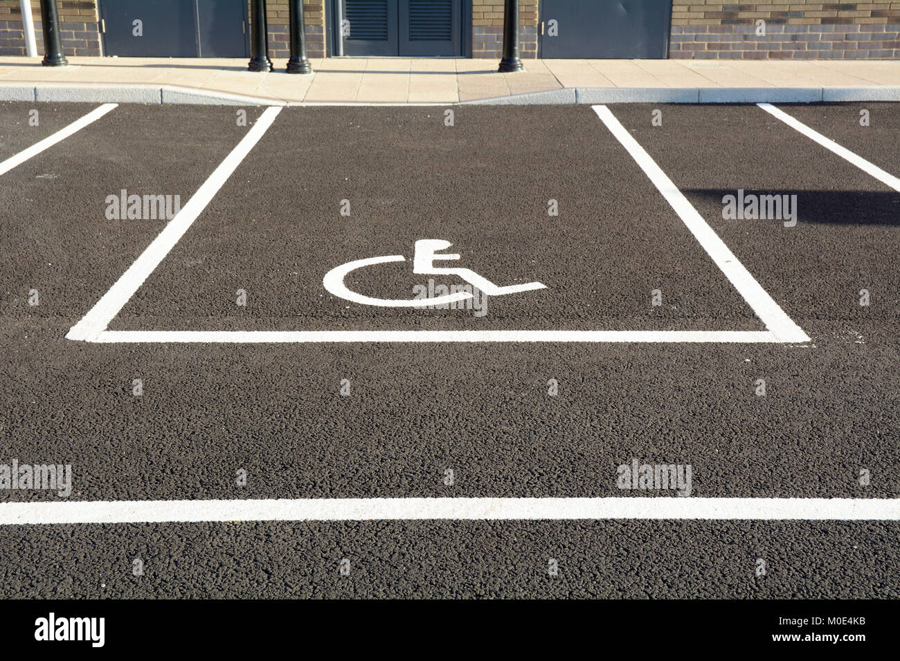 Parking utilisateur désactivé symbole du fauteuil roulant avec l'espace Banque D'Images