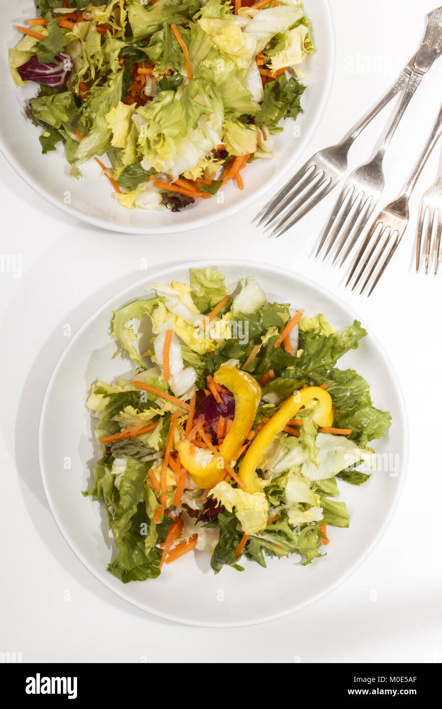 Salade d'été frais et paprika jaune avec les bandes de carotte sur une plaque blanche Banque D'Images