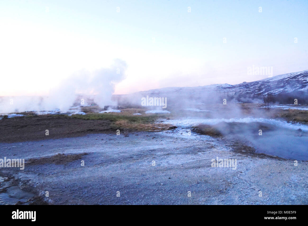 Un arrêt préféré le long du Golden Circle route pour les touristes en Islande est très active la zone du ressort de Geysir avec puits de boue bouillante, explosant les geysers et le quartier animé de Strokkur qui l'eau thermostatique 30 mètres (100 pi) dans l'air toutes les quelques minutes. En hiver, la région est encore très populaire la vapeur d'eau de geler sur place signifie que seuls les plus hardis s'asseoir pour regarder l'activité géothermique. Banque D'Images