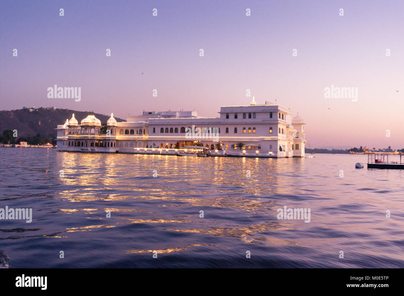 Udaipur, Inde - 26 déc 2017 : Jag nivas lake palace sur le lac Pichola au crépuscule. Cet hôtel de luxe se trouve sur une île artificielle au milieu du lac. C'est un endroit populaire pour les touristes de séjour Udaipur Rajasthan Inde Banque D'Images