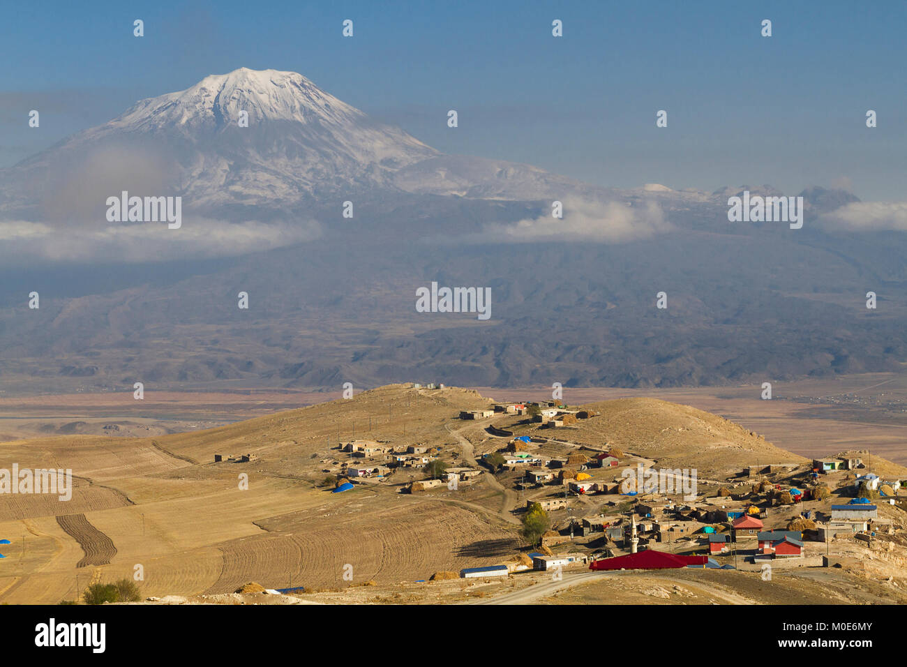 Le mont Ararat et un village kurde en Turquie Banque D'Images
