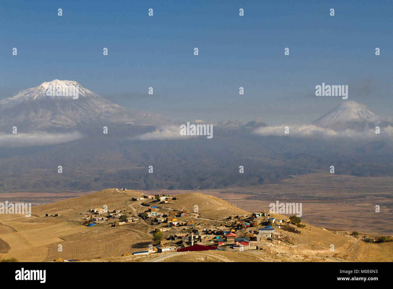Le mont Ararat avec ses deux sommets et un village kurde, en Turquie. Banque D'Images