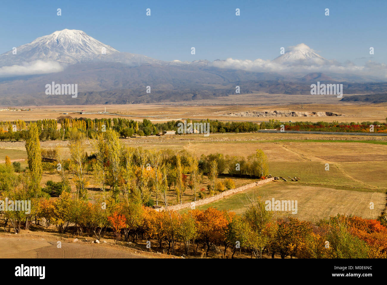 Vue sur les deux sommets du Mont Ararat à l'automne. Banque D'Images