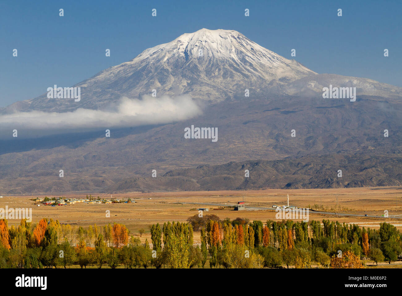 Le Mont Ararat et les villages kurdes en premier plan. Banque D'Images