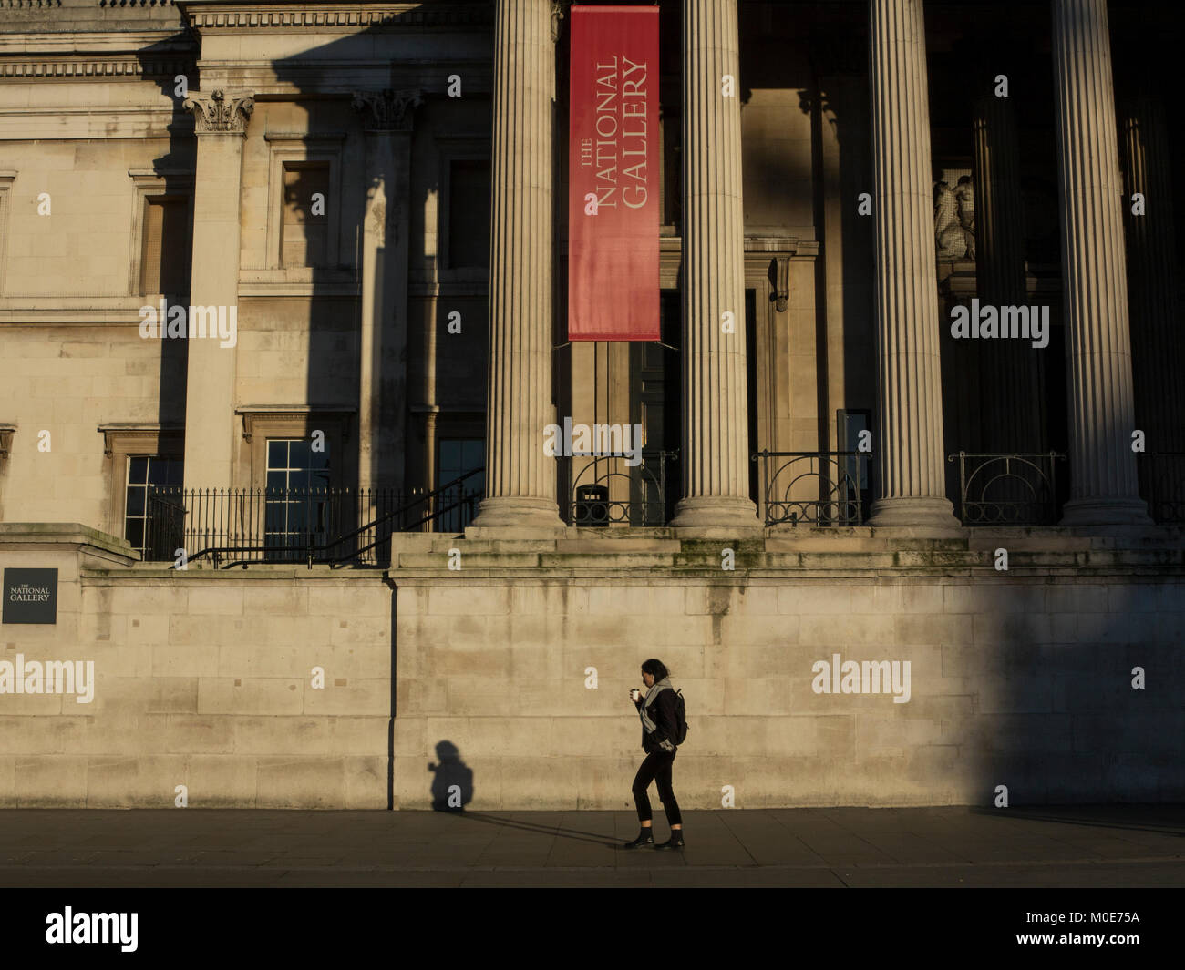 Un matin tôt à pied en face de la Galerie Nationale Banque D'Images