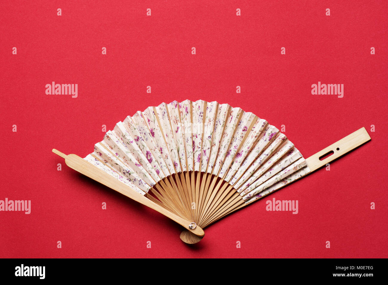 Ventilateur pliage japonais isolé sur fond blanc Banque D'Images