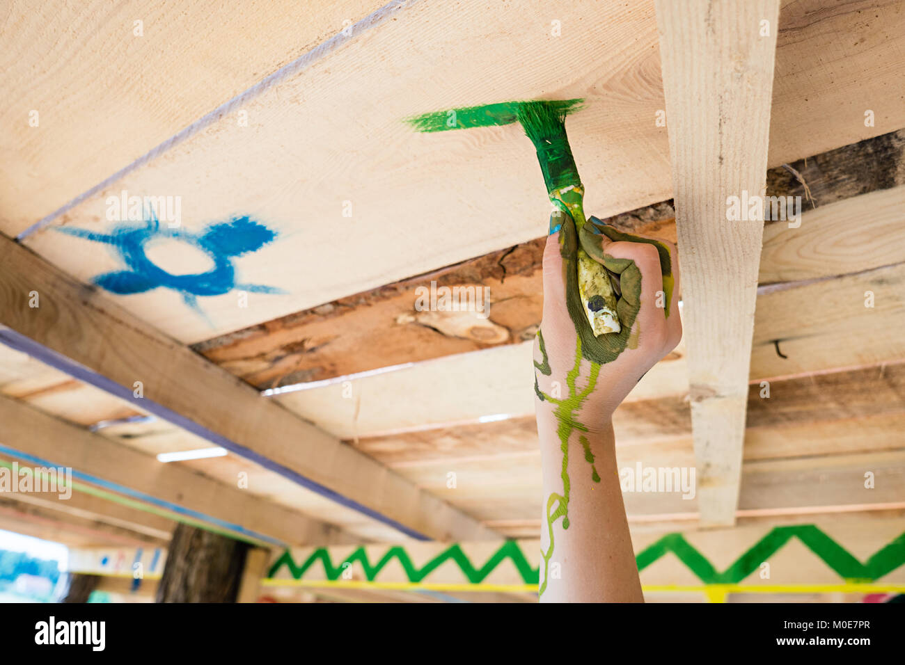 Peinture de main de femme avec pinceau structure en bois coloré Banque D'Images