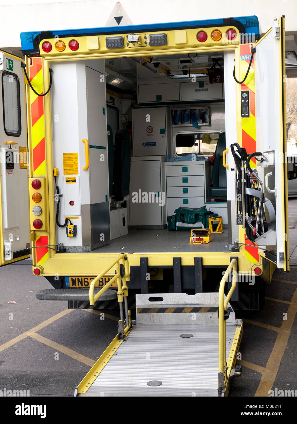 L'intérieur d'un NHS ambulance avec retour portes ouvertes en attente d'un patient à l'extérieur de l'hôpital Banque D'Images