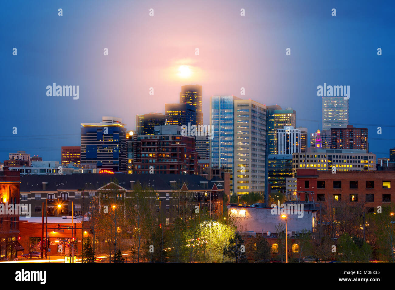 Denver Colorado skyline nuit de pleine lune au-dessus du centre-ville de gratte-ciel au crépuscule Banque D'Images