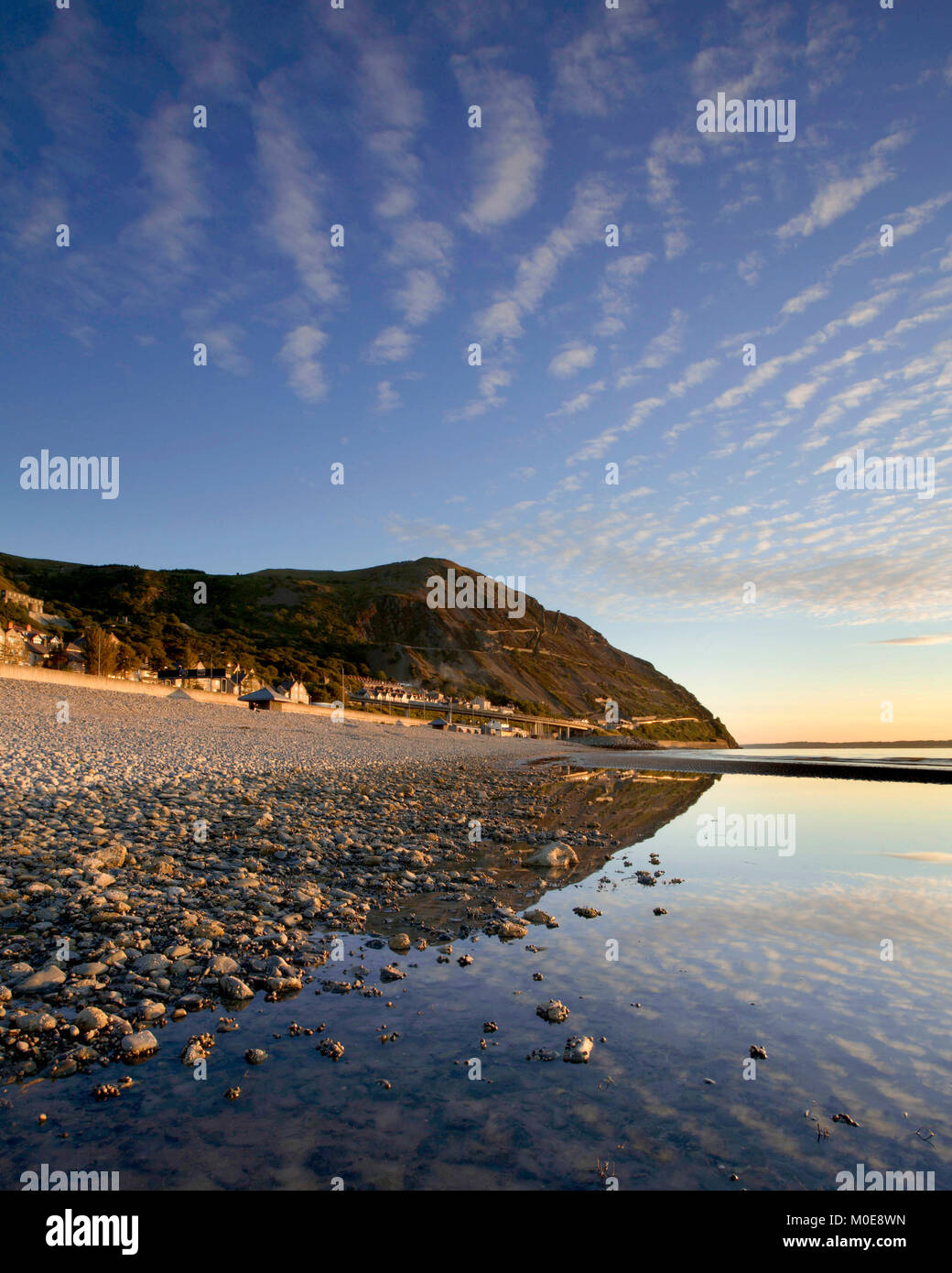 La réflexion des nuages en piscine sur Stony Beach sur une journée ensoleillée Banque D'Images