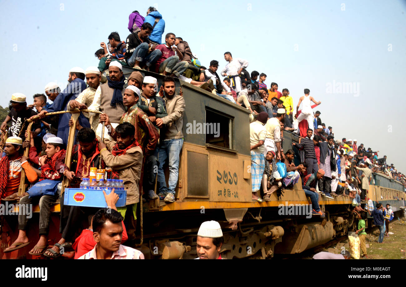 Dhaka, Bangladesh capitale Dhaka. Jan 21, 2018. Un train bondé avec les disciples après la congrégation musulmane annuelle sur la rive de la rivière Turag à Tongi, quelque 25 km au nord de la capitale Dhaka, Bangladesh, le 21 janvier 2018. Credit : Salim reza/Xinhua/Alamy Live News Banque D'Images