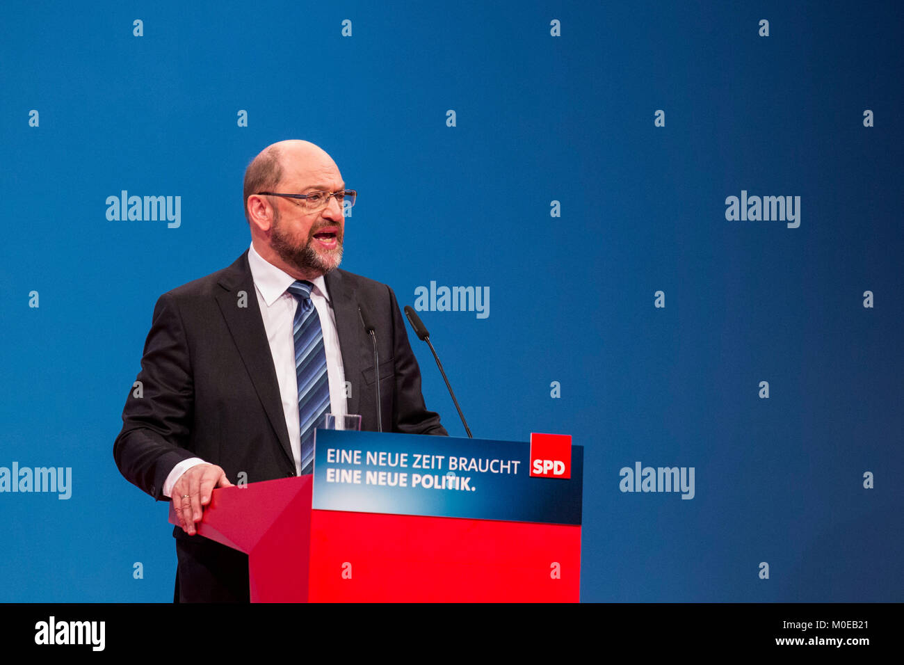 Bonn, Allemagne. 21 janvier 2018. Martin Schulz, leader des socialistes allemands, traitant de la convention. Convention extraordinaire du parti SPD à World Conference Center Bonn pour discuter et approuver les options pour entrer dans une grande coalition avec la CDU, démocrates-chrétiens, avant de demander aux membres de SPD pour approbation. Photo : Bettina Strenske/Alamy Live News Banque D'Images