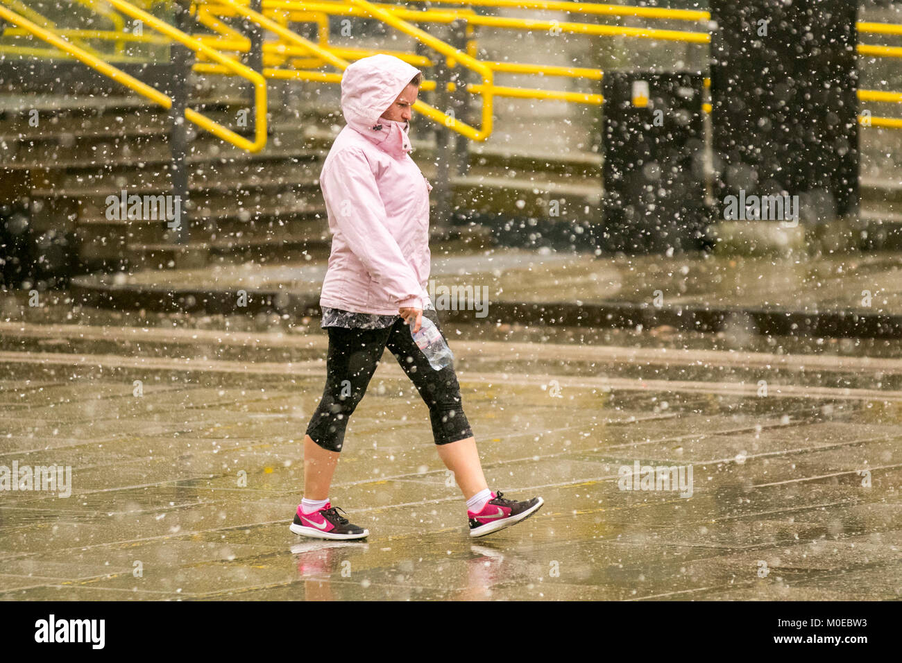 Manchester, UK Weather. 21 janvier, 2018. Il neige dans le centre-ville. Un ciel nuageux, humide, les hivers froids jour pour le nord de l'Angleterre. UK. Avec la neige et vent soufflant par averses prévues dans toute la région. /AlamyLiveNews MediaWorldImages ; crédit. Banque D'Images