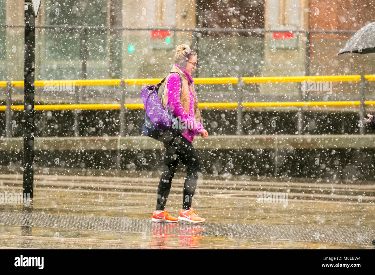 Manchester, UK Weather. 21 janvier, 2018. Il neige dans le centre-ville. Un ciel nuageux, humide, les hivers froids jour pour le nord de l'Angleterre. UK. Avec la neige et vent soufflant par averses prévues dans toute la région. /AlamyLiveNews MediaWorldImages ; crédit. Banque D'Images