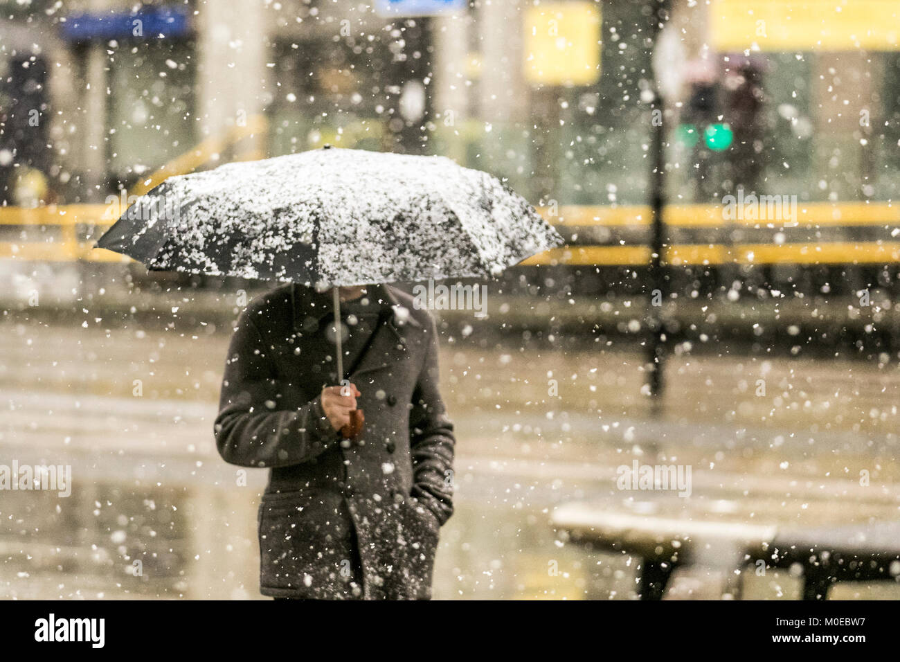 Averses de neige à Manchester, Royaume-Uni Météo. Janvier 2018. Neige dans le centre-ville. Un hiver humide, nuageux et froid pour le nord de l'Angleterre. Royaume-Uni, avec des vents violents prévus dans toute la région. Banque D'Images