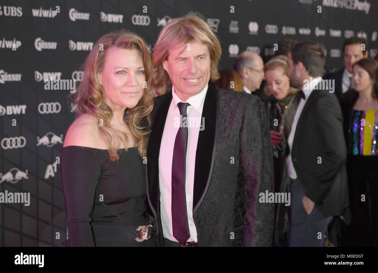 Kitzbuehl, Autriche. 20 Jan, 2018. Singer Hansi Hinterseer (R) et son épouse Romana assister à la "Kitz Race Club Party' à Kitzbuehl, Autriche, 20 janvier 2018. Le KITZ Race Club Party est un événement où des stars et célébrités se rencontrent le jour de la mythique course de descente du Hahnenkamm. Crédit : Felix Hörhager/dpa/Alamy Live News Banque D'Images