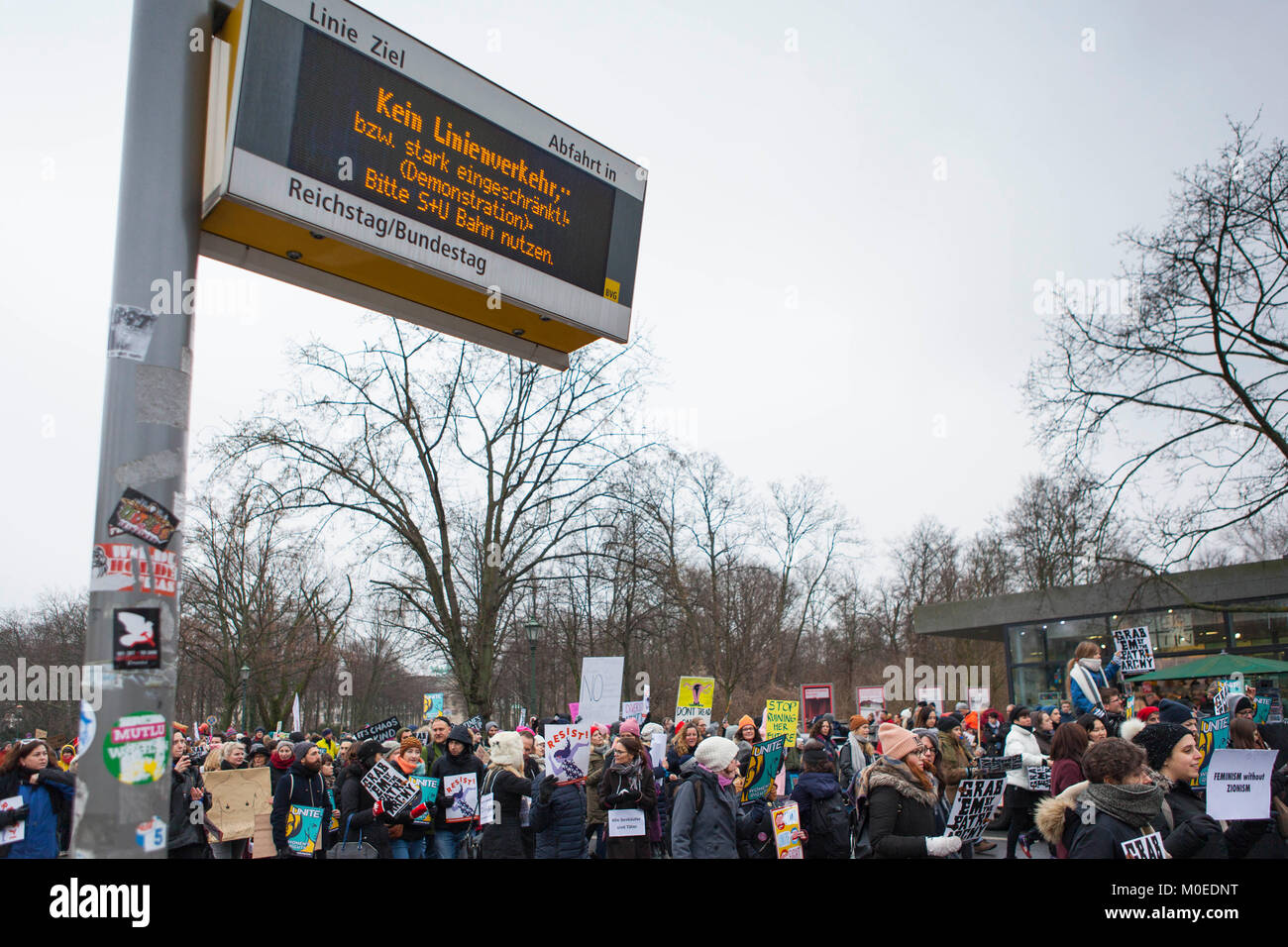 Berlin Allemagne, 21 janvier 2018, de nombreuses personnes participent à la Marche des femmes international autour de la porte de Brandebourg à Berlin. Credit : Crédit Tashiro Yuichiro : y.location/Alamy Live News Banque D'Images