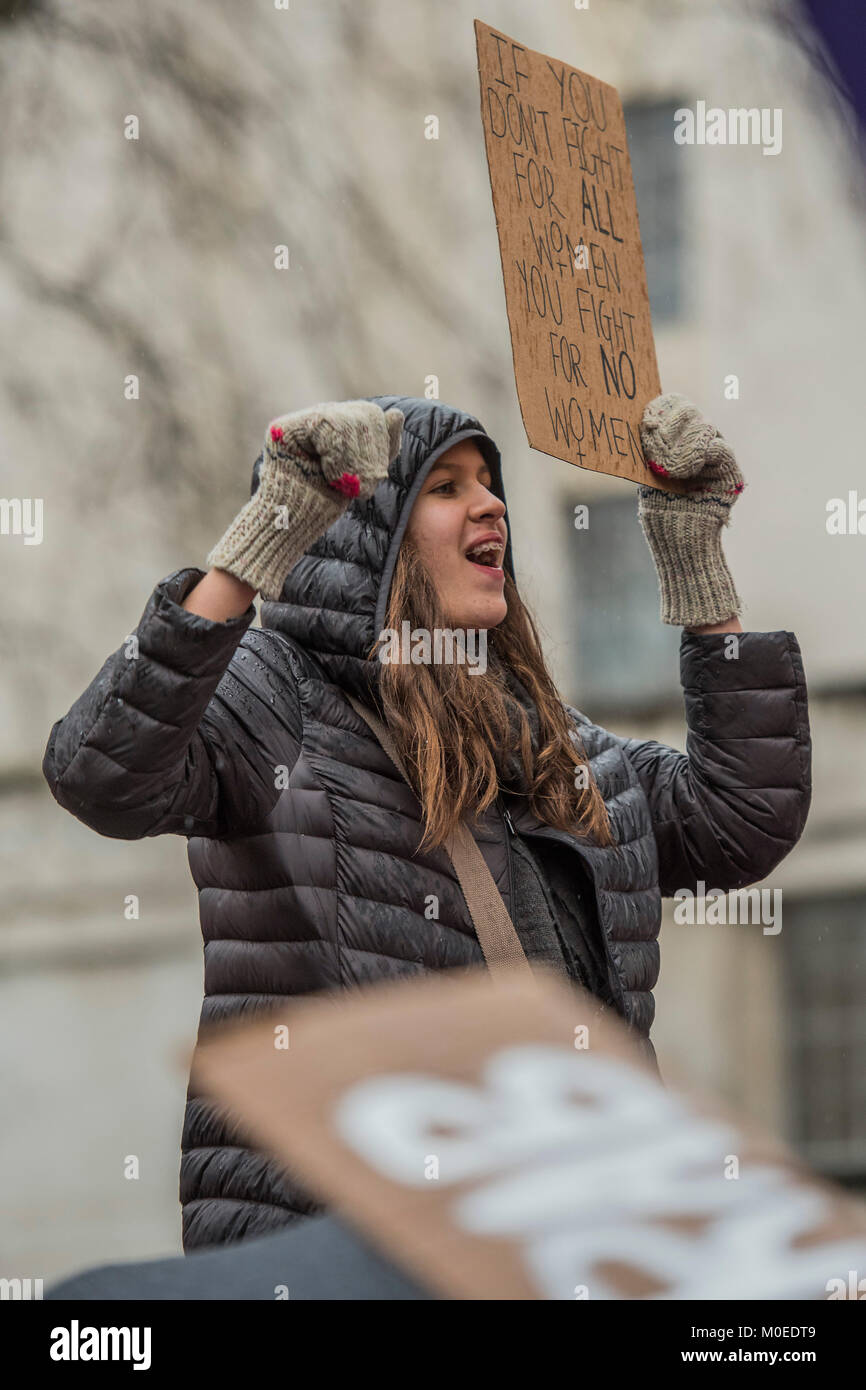 Londres, Royaume-Uni. Jan 21, 2018. Passionné de chant 'fois jusqu' en dépit du mélange de neige et pluie - à l'anniversaire de la Marche des femmes sur Londres, ils ont un autre rassemblement stade de dire "le temps est écoulé et de renouveler la lutte pour l'égalité et de justice". À partir de la terrasse, en face de Richmond Downing Street. Crédit : Guy Bell/Alamy Live News Banque D'Images