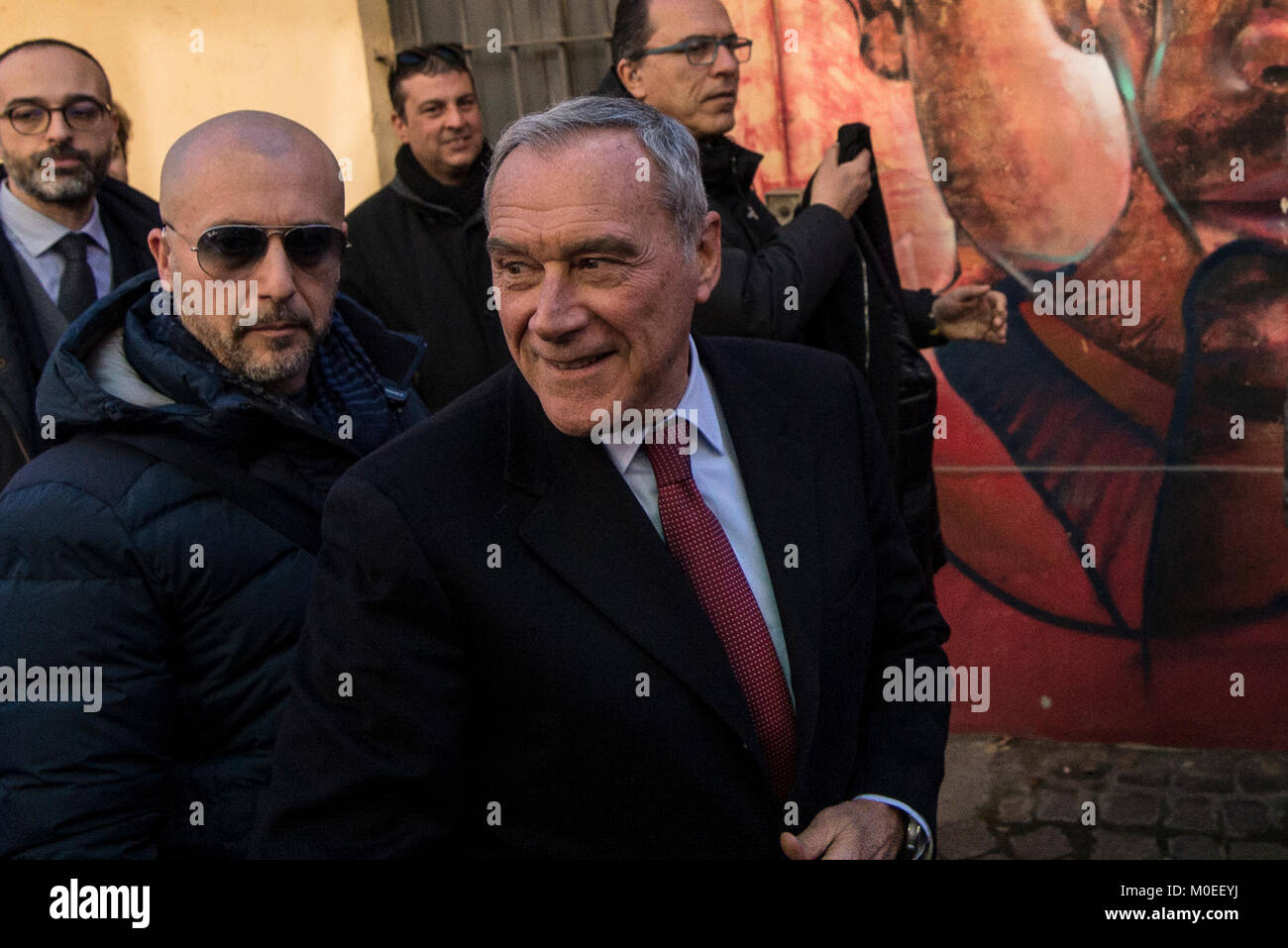 Turin, Piémont, Italie. Jan 21, 2018. TURIN, ITALIE-Janvier 21, 2018 : Pietro Grasso, premier candidat de l'Liberi e Uguali parti politique pour la campagne électorale du 4 mars 2018 au Teatro Espace à Turin, Italie Crédit : Stefano Guidi/ZUMA/Alamy Fil Live News Banque D'Images