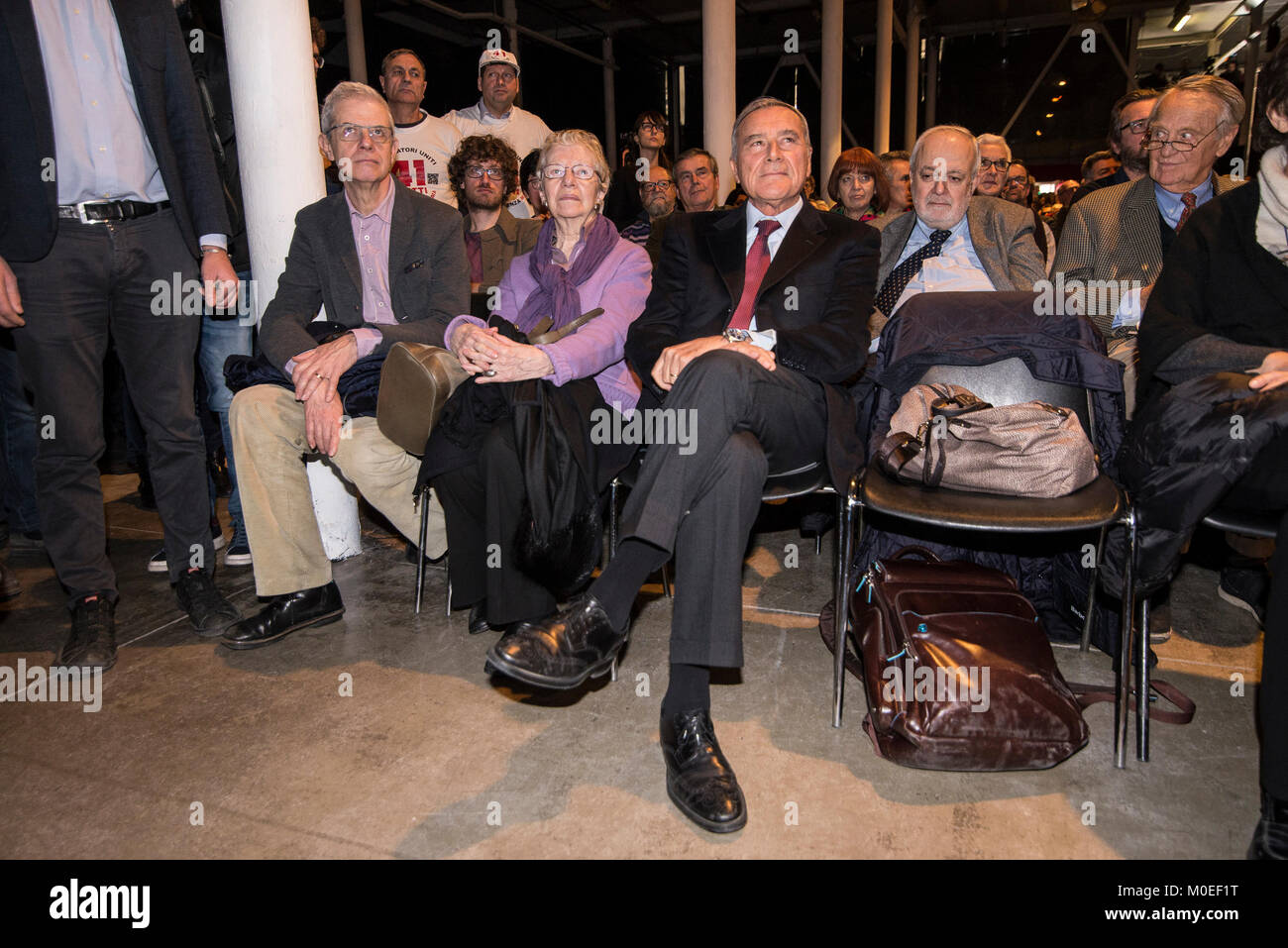 Turin, Piémont, Italie. Jan 21, 2018. TURIN, ITALIE-Janvier 21, 2018 : Pietro Grasso, premier candidat de l'Liberi e Uguali parti politique pour la campagne électorale du 4 mars 2018 au Teatro Espace à Turin, Italie Crédit : Stefano Guidi/ZUMA/Alamy Fil Live News Banque D'Images