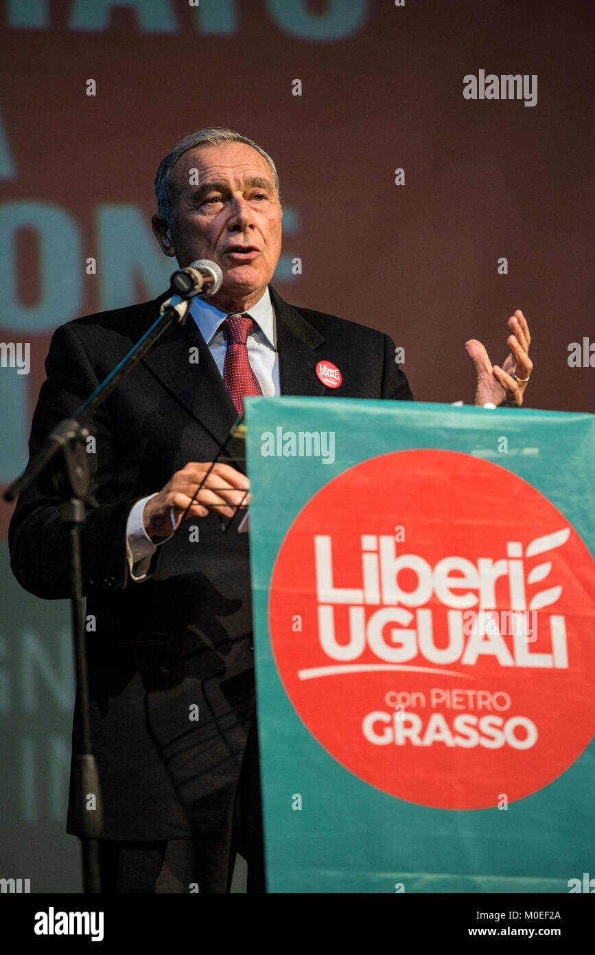 Turin, Piémont, Italie. Jan 21, 2018. TURIN, ITALIE-Janvier 21, 2018 : Pietro Grasso, premier candidat de l'Liberi e Uguali parti politique pour la campagne électorale du 4 mars 2018 au Teatro Espace à Turin, Italie Crédit : Stefano Guidi/ZUMA/Alamy Fil Live News Banque D'Images