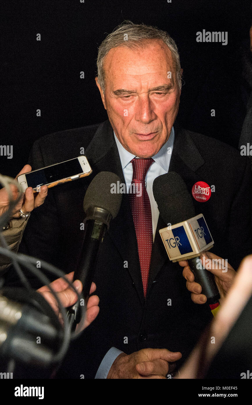 Turin, Piémont, Italie. Jan 21, 2018. TURIN, ITALIE-Janvier 21, 2018 : Pietro Grasso, premier candidat de l'Liberi e Uguali parti politique pour la campagne électorale du 4 mars 2018 au Teatro Espace à Turin, Italie Crédit : Stefano Guidi/ZUMA/Alamy Fil Live News Banque D'Images