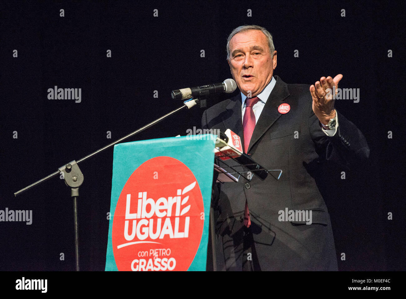 Turin, Piémont, Italie. Jan 21, 2018. TURIN, ITALIE-Janvier 21, 2018 : Pietro Grasso, premier candidat de l'Liberi e Uguali parti politique pour la campagne électorale du 4 mars 2018 au Teatro Espace à Turin, Italie Crédit : Stefano Guidi/ZUMA/Alamy Fil Live News Banque D'Images