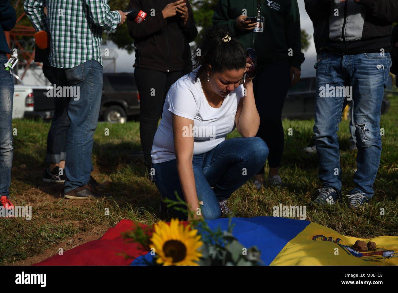 Caracas, Venezuela. Jan 21, 2018. Un membre de la famille vu la ventilation à l'avant de la tombe pendant les funérailles.Le corps d'Oscar Perez, inspecteur de la police scientifique, a été enterré dans le cimetière de l'Est. L'enterrement était gardée par des agents de la Garde nationale et que sa tante pouvait voir le corps et témoignage les funérailles. Le cimetière a été fermé jusqu'à 8:00 am quand la garde nationale a décidé de prendre sa retraite et permettre l'accès au public. La société civile et les membres de la famille a payé l'égard de la tombe de l'inspecteur. Romain : crédit Camacho/SOPA/ZUMA/Alamy Fil Live News Banque D'Images