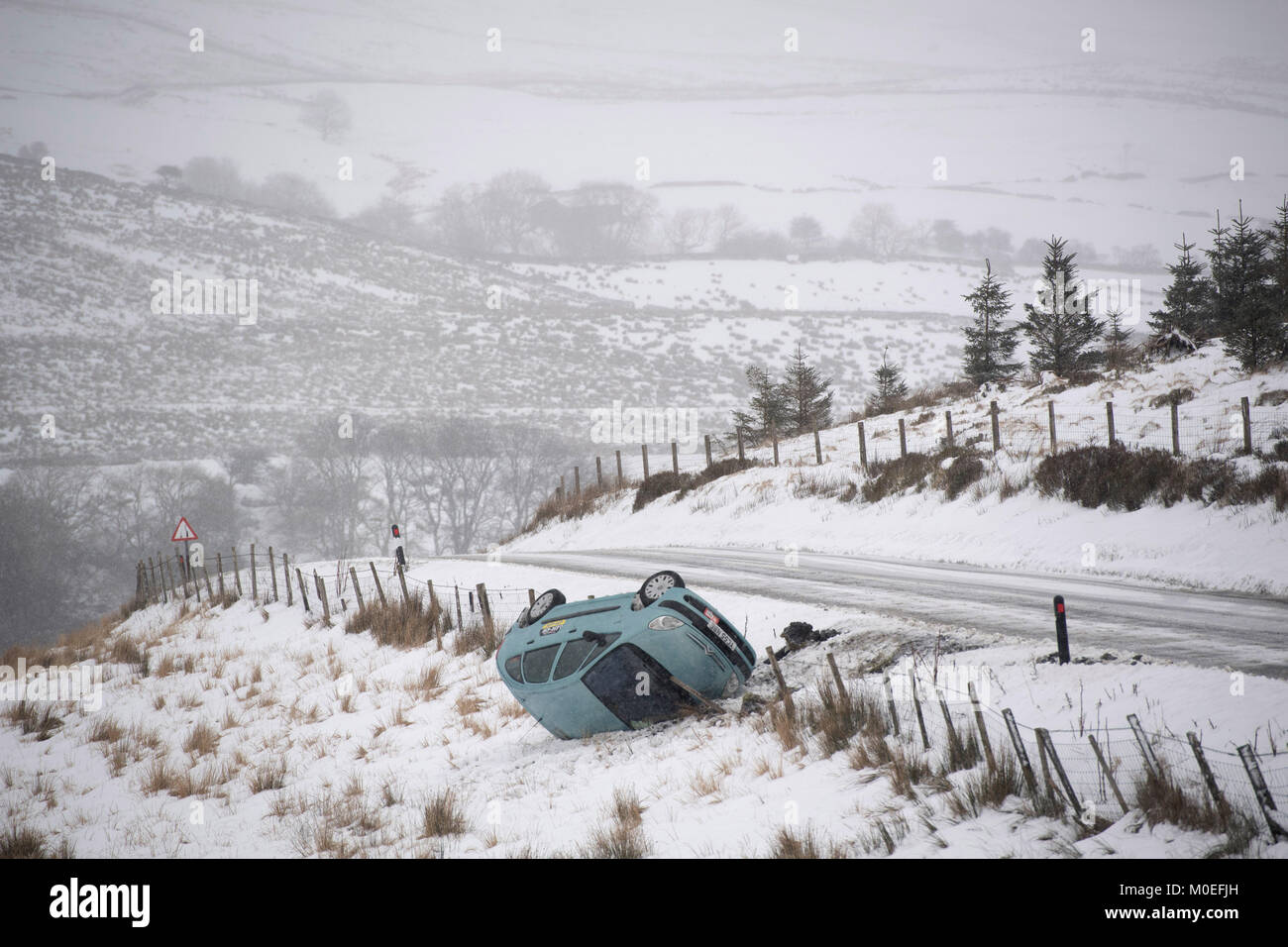 Le Yorkshire, UK. Jan 21, 2018. La route de Hawes à Ingleton, le B6255, dans le Yorkshire Dales, s'est avéré trop difficile pour certains automobilistes comme ils naviguent à vent Widdale la route, de fortes chutes de neige sur le dessus de la glace s'est avérée une combinaison dangereuse. Credit : Wayne HUTCHINSON/Alamy Live News Banque D'Images