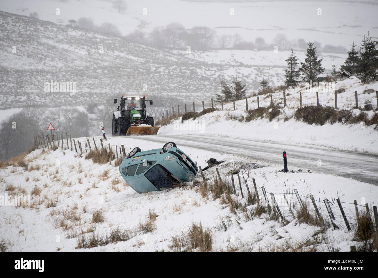 Le Yorkshire, UK. Jan 21, 2018. La route de Hawes à Ingleton, le B6255, dans le Yorkshire Dales, s'est avéré trop difficile pour certains automobilistes comme ils naviguent à vent Widdale la route, de fortes chutes de neige sur le dessus de la glace s'est avérée une combinaison dangereuse. Credit : Wayne HUTCHINSON/Alamy Live News Banque D'Images