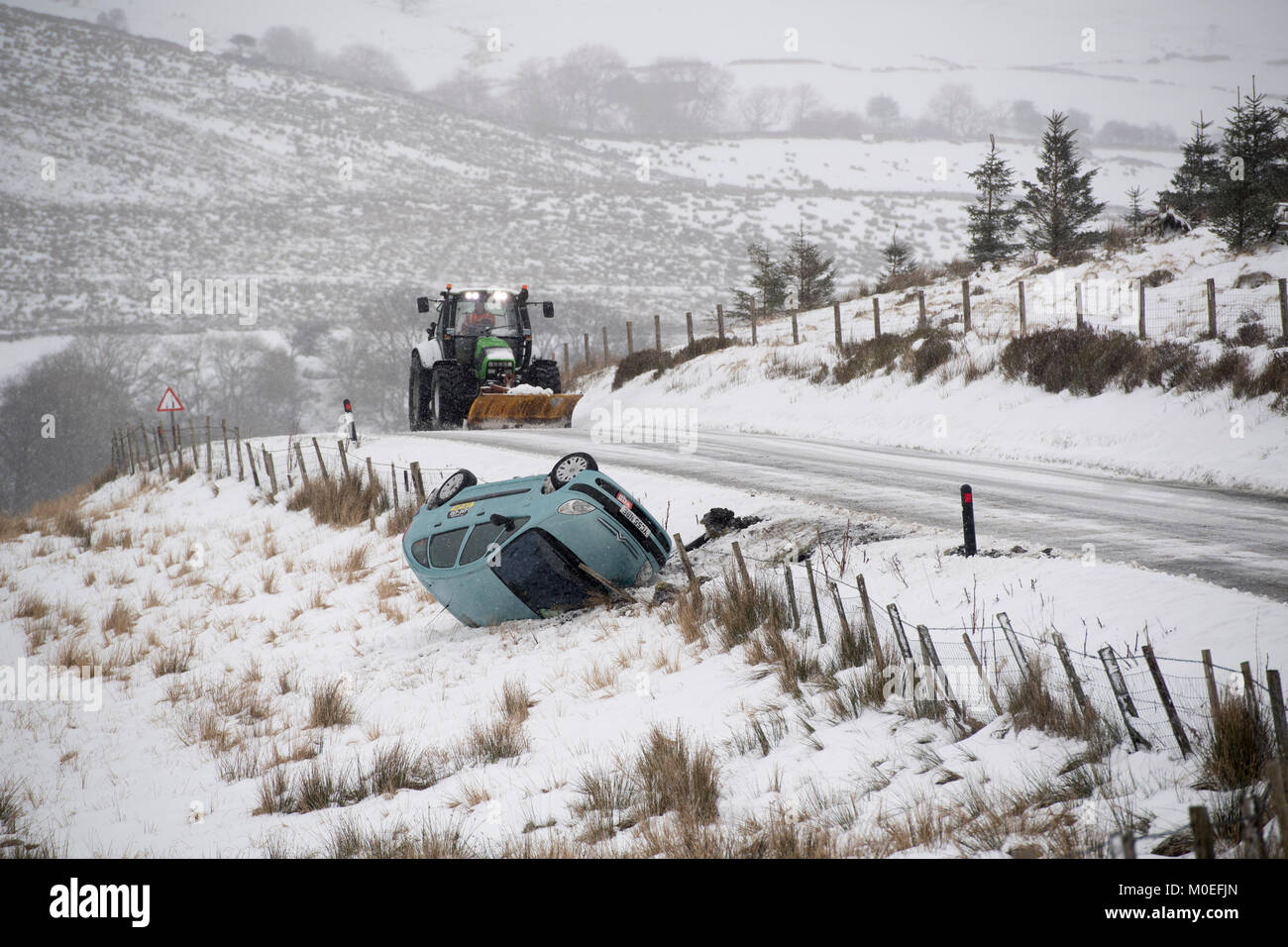 Le Yorkshire, UK. Jan 21, 2018. La route de Hawes à Ingleton, le B6255, dans le Yorkshire Dales, s'est avéré trop difficile pour certains automobilistes comme ils naviguent à vent Widdale la route, de fortes chutes de neige sur le dessus de la glace s'est avérée une combinaison dangereuse. Credit : Wayne HUTCHINSON/Alamy Live News Banque D'Images