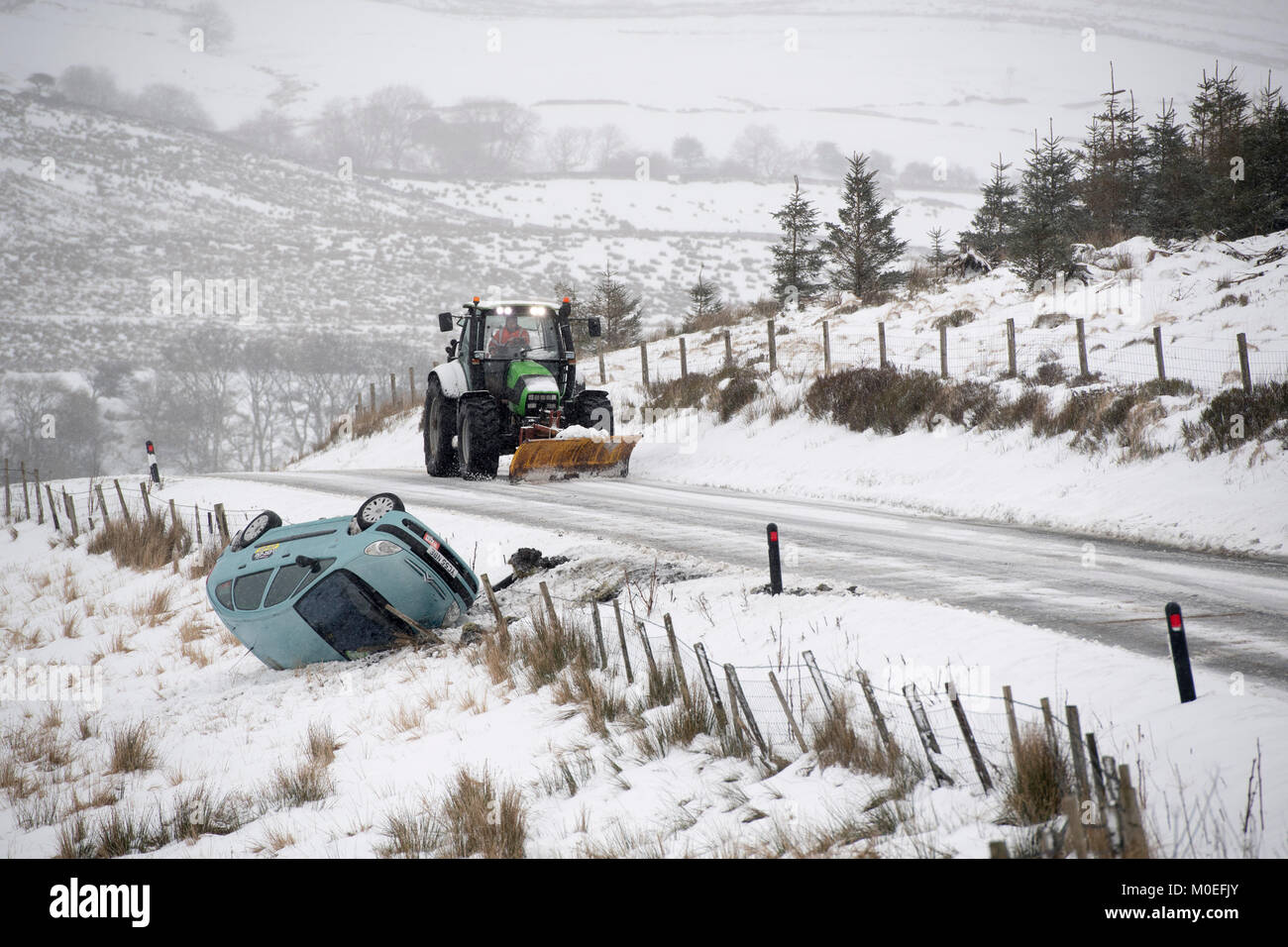 Le Yorkshire, UK. Jan 21, 2018. La route de Hawes à Ingleton, le B6255, dans le Yorkshire Dales, s'est avéré trop difficile pour certains automobilistes comme ils naviguent à vent Widdale la route, de fortes chutes de neige sur le dessus de la glace s'est avérée une combinaison dangereuse. Credit : Wayne HUTCHINSON/Alamy Live News Banque D'Images