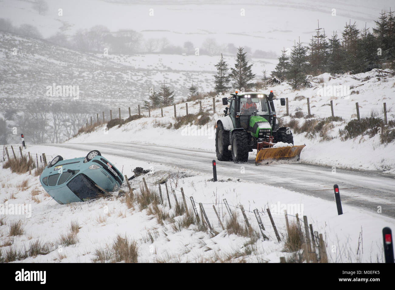 Le Yorkshire, UK. Jan 21, 2018. La route de Hawes à Ingleton, le B6255, dans le Yorkshire Dales, s'est avéré trop difficile pour certains automobilistes comme ils naviguent à vent Widdale la route, de fortes chutes de neige sur le dessus de la glace s'est avérée une combinaison dangereuse. Credit : Wayne HUTCHINSON/Alamy Live News Banque D'Images