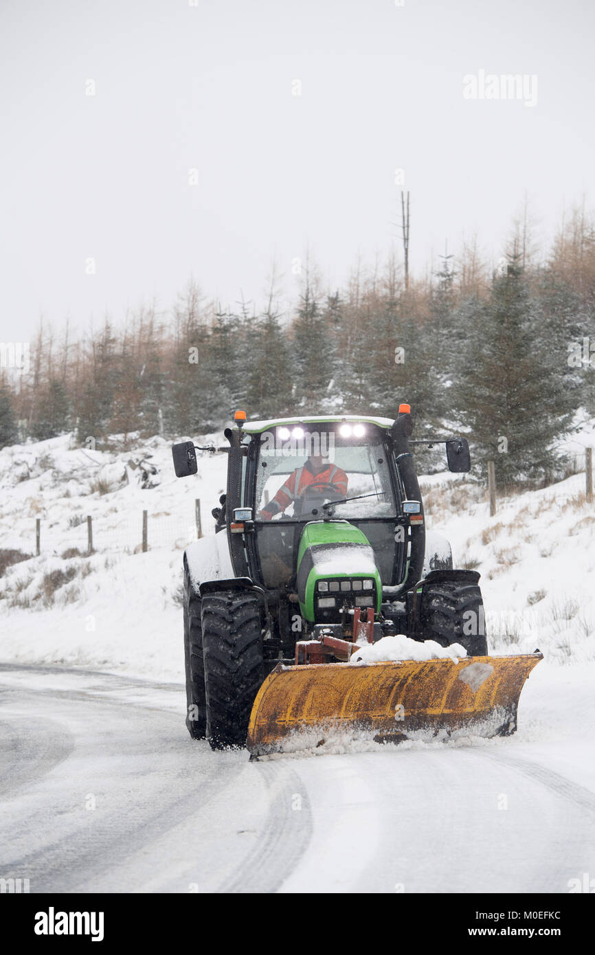 Le Yorkshire, UK. Jan 21, 2018. La route de Hawes à Ingleton, le B6255, dans le Yorkshire Dales, s'est avéré trop difficile pour certains automobilistes comme ils naviguent à vent Widdale la route, de fortes chutes de neige sur le dessus de la glace s'est avérée une combinaison dangereuse. Credit : Wayne HUTCHINSON/Alamy Live News Banque D'Images