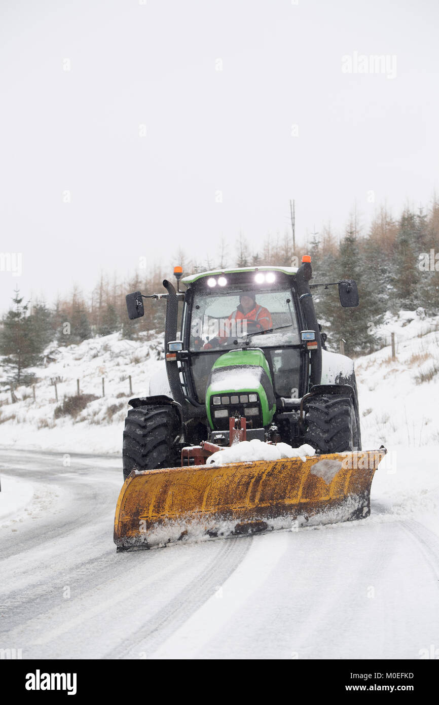 Le Yorkshire, UK. Jan 21, 2018. La route de Hawes à Ingleton, le B6255, dans le Yorkshire Dales, s'est avéré trop difficile pour certains automobilistes comme ils naviguent à vent Widdale la route, de fortes chutes de neige sur le dessus de la glace s'est avérée une combinaison dangereuse. Credit : Wayne HUTCHINSON/Alamy Live News Banque D'Images