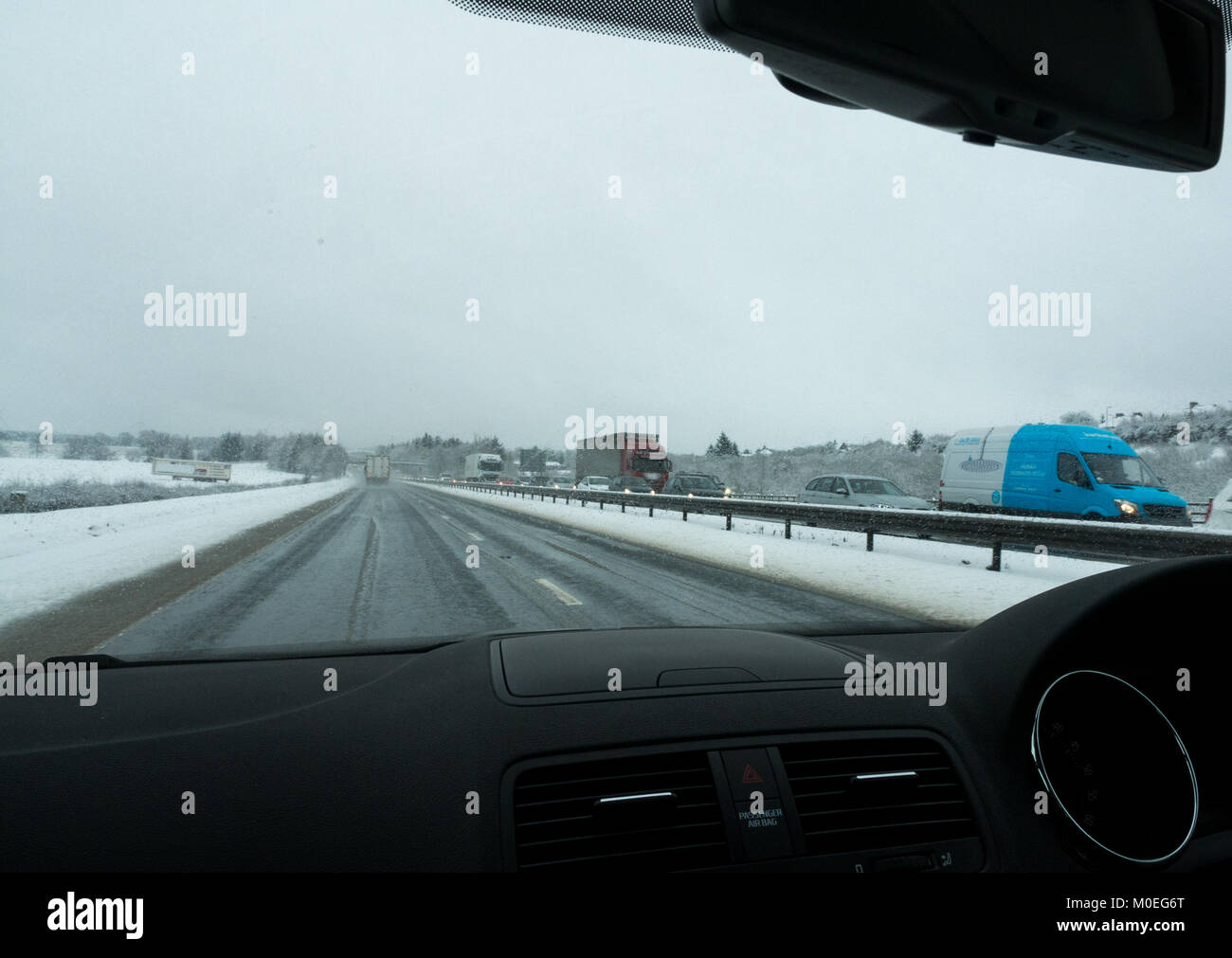M8, Glasgow, Ecosse, Royaume-Uni, 21 janvier 2018. Conditions de conduite très difficile sur le M8 dans la neige lourde. Un accident sur la chaussée en direction ouest de la M8 a entraîné les bouchons comme pare-brise de voiture grâce à l'air Banque D'Images