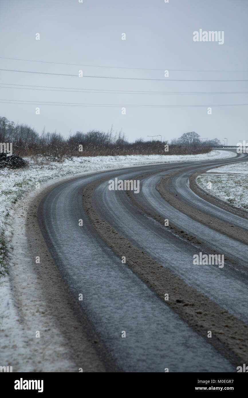 Bedfordshire, Royaume-Uni. Jan 21, 2018. Modifications mineures suivantes sur la neige et le dimanche 21 janvier 2018, les automobilistes s'en tenir à ce que la normale malgré les conditions hivernales. Credit : Nick Whittle/Alamy Live News Banque D'Images