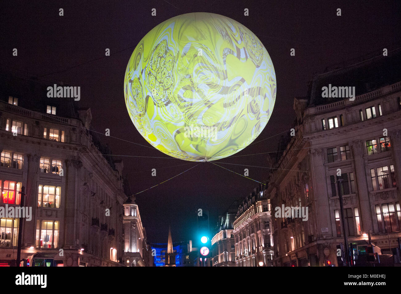 Londres, Royaume-Uni. 20 Jan, 2018. Origine du monde bubble par Miguel Chevalier suspendu au-dessus d'Oxford Circus. Origine du monde fait partie de Londres 2018 lumiere. La lumière à l'échelle de la ville, festival organisé par le maire de Londres et Artichaut devrait attirer jusqu'à 1,25 millions de visiteurs au cours de ses quatre jours 18th-21st Janvier à Londres, Royaume-Uni. 20 janvier 2018. Crédit : Antony l'ortie/Alamy Live News Banque D'Images