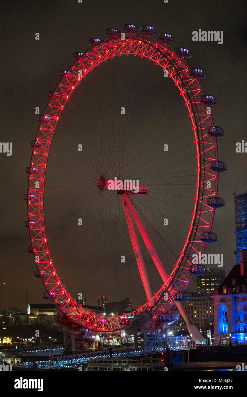 Londres 2018 lumiere. London Eye Coca-Cola Millenium Wheel éclairés la nuit. La lumière à l'échelle de la ville, festival organisé par le maire de Londres et Artichaut devrait attirer jusqu'à 1,25 millions de visiteurs au cours de ses quatre jours 18th-21st Janvier à Londres, Royaume-Uni. 20 janvier 2018. Crédit : Antony l'ortie/Alamy Live News Banque D'Images