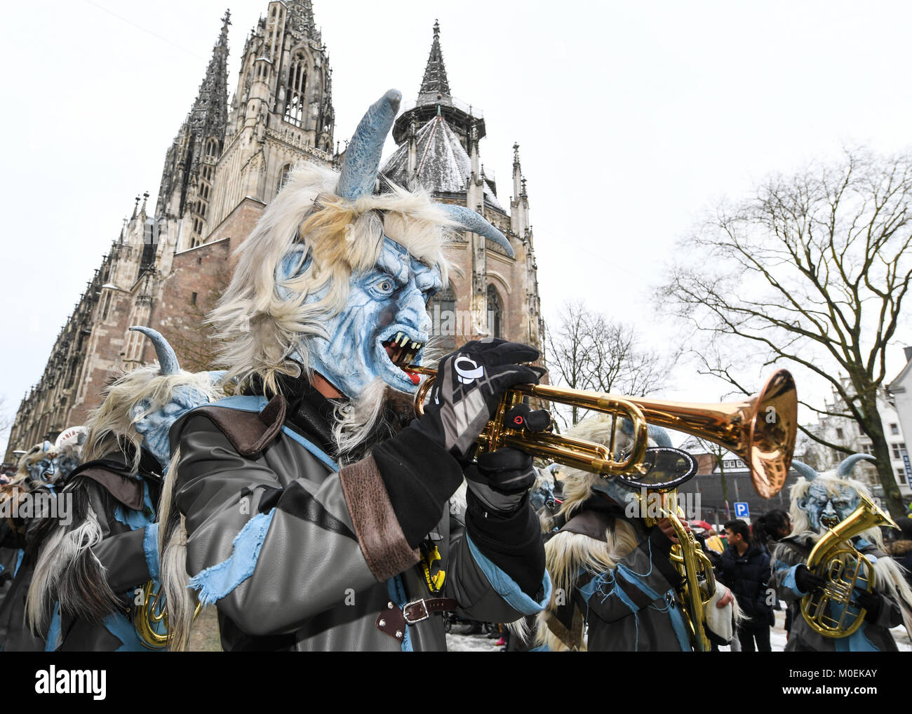 Waldschraenzer Waedischwyl «' à partir de la photo en Suisse lors du traditionnel Narrensprung (lit. fools jump) procession à Ulm an der Donau, Allemagne, 21 janvier 2018. Photo : Felix Kästle/dpa Banque D'Images