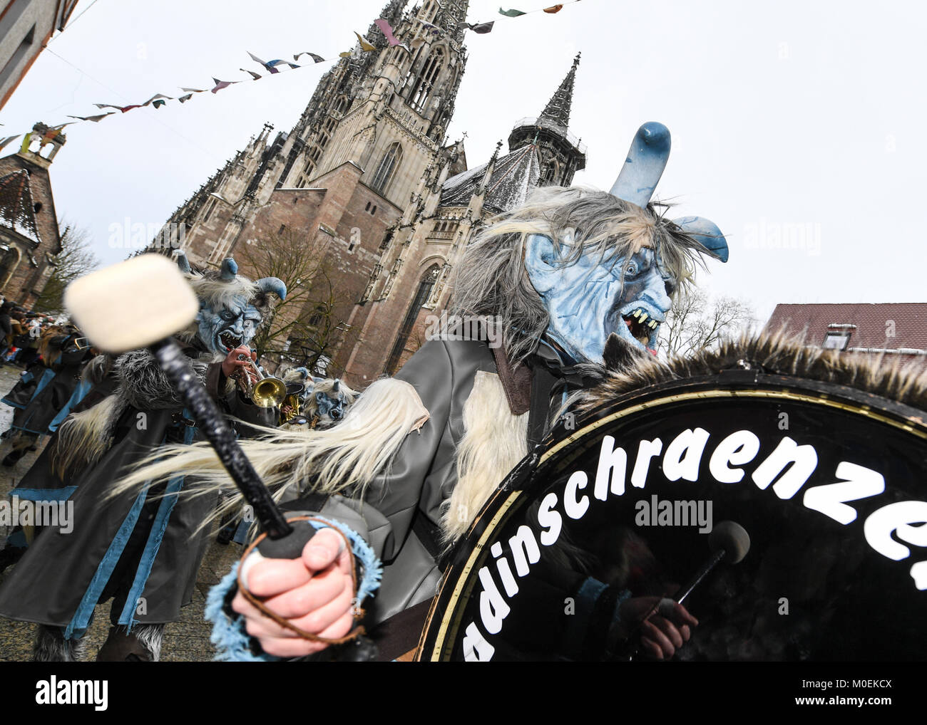 Waldschraenzer Waedischwyl «' à partir de la photo en Suisse lors du traditionnel Narrensprung (lit. fools jump) procession à Ulm an der Donau, Allemagne, 21 janvier 2018. Photo : Felix Kästle/dpa Banque D'Images